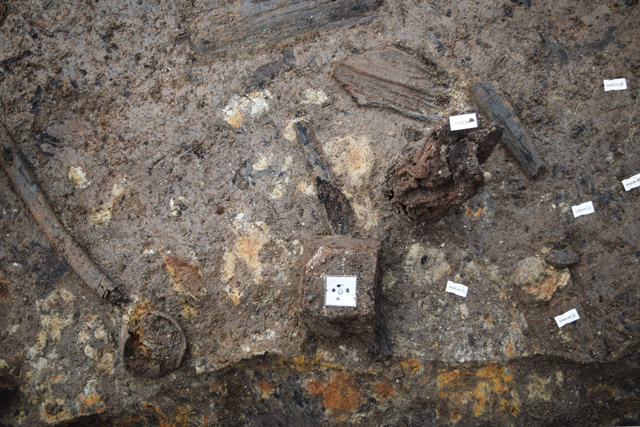 Western Area: patches of burnt clay with remains of ceramic vessel that seem associated with RH3